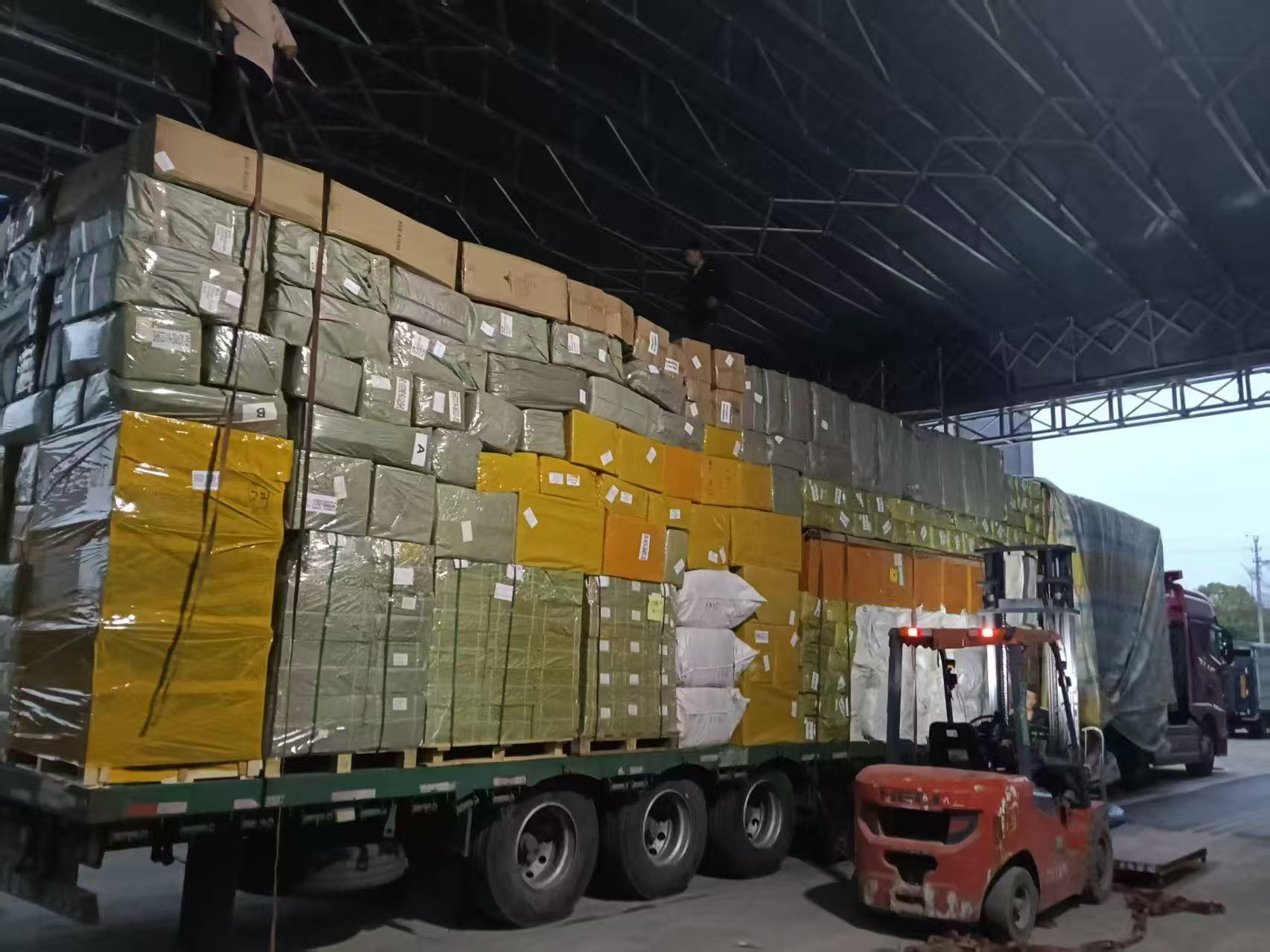 Погрузка груза Cargo2182 на складе в Гуанчжоу